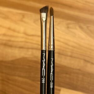 MAC Bundle of 2 Eye Makeup Brushes #266 (Discontinued) and #209